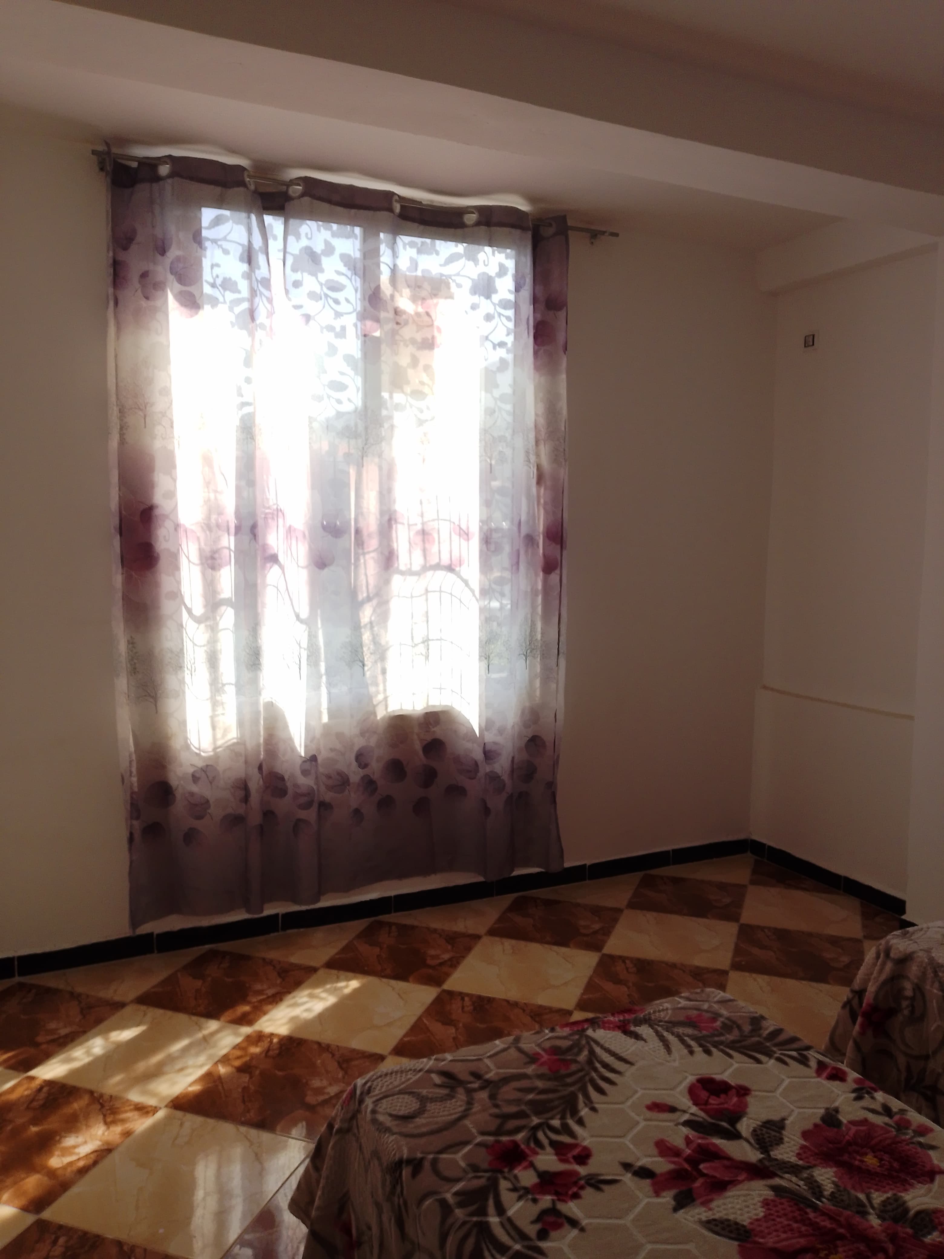 Appartement f2 dans un immeuble situé à la sortie 3