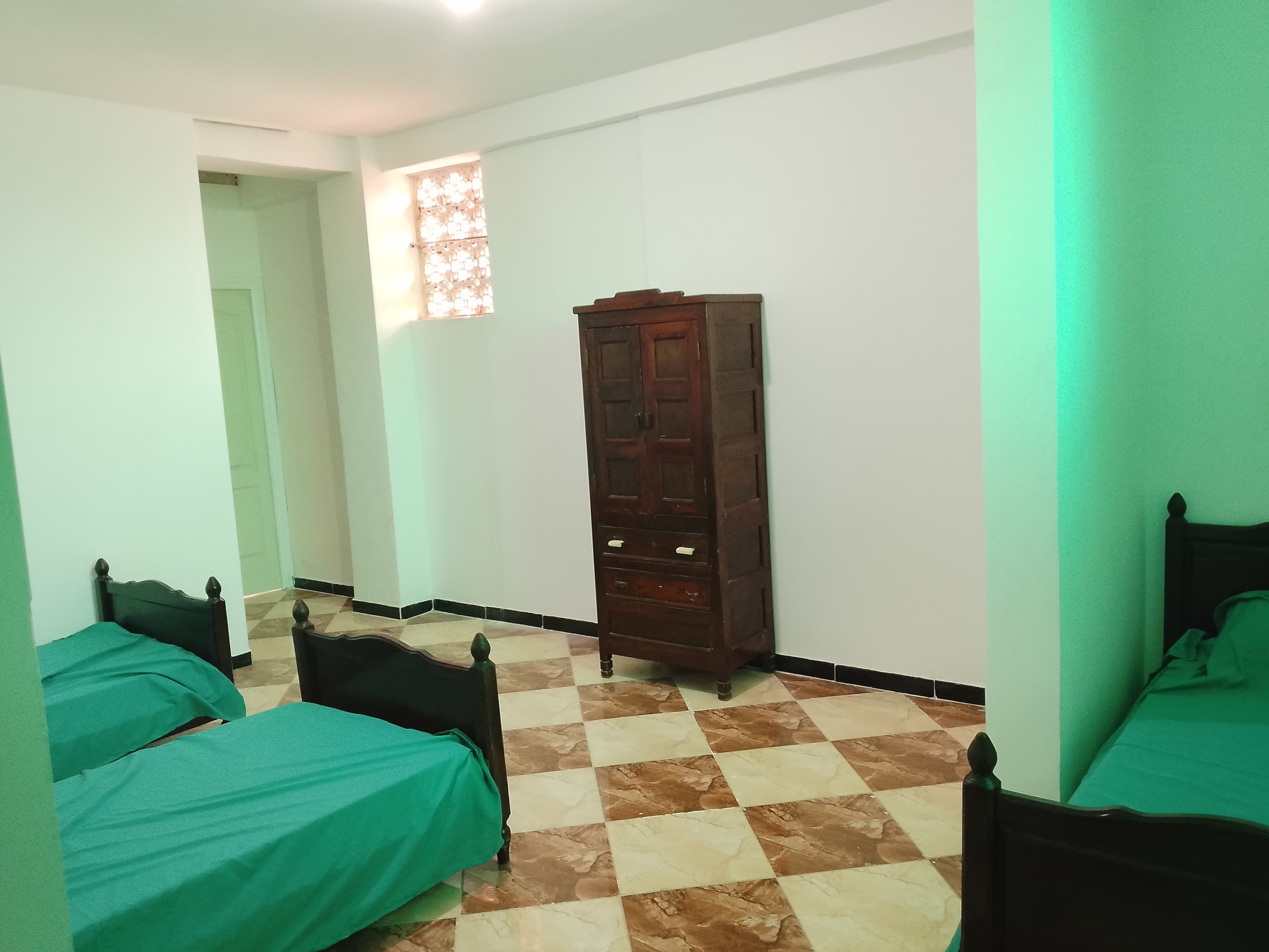 Appartement f2 dans un immeuble situé à la sortie 5